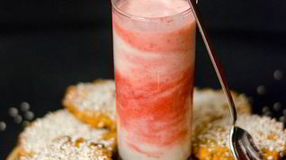 Рецепт Морковного печенья с бананово-клубничным смузи