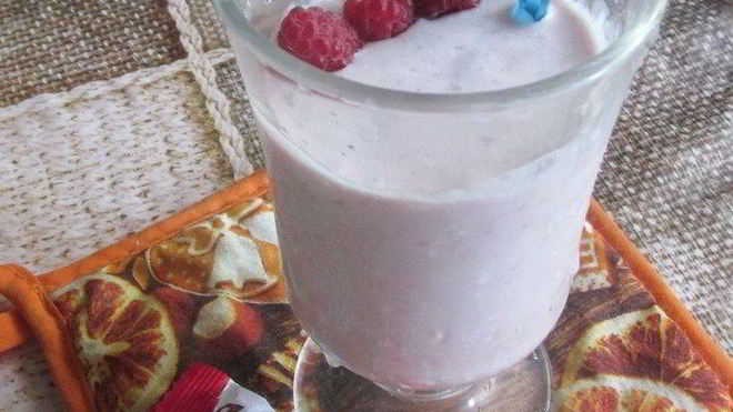 Рецепт смузей с малиной и творогом