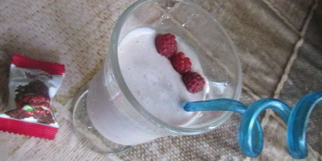 Рецепт смузей с малиной и творогом