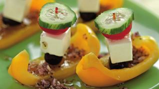 Рецепт Греческого салата на шпажке в лодочке из перца