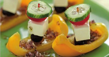 Рецепт Греческого салата на шпажке в лодочке из перца