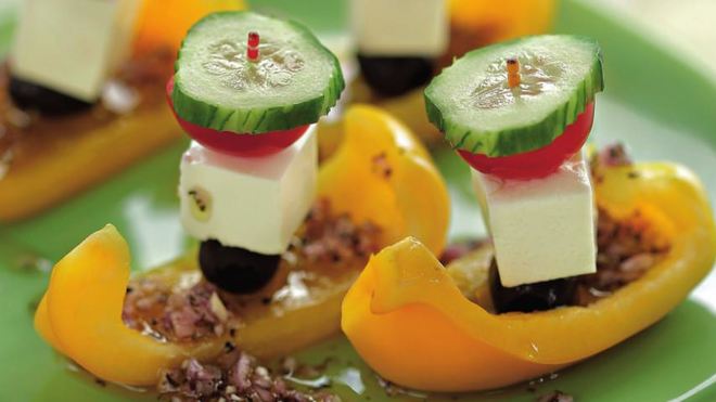 Рецепт греческого салата на шпажке в лодочке из перца