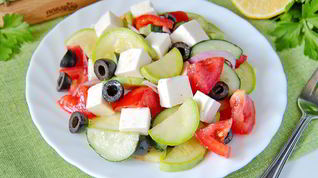 Рецепт Греческого салата с цуккини и помидорами