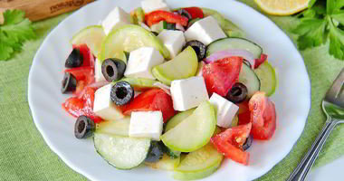 Рецепт Греческого салата с цуккини и помидорами