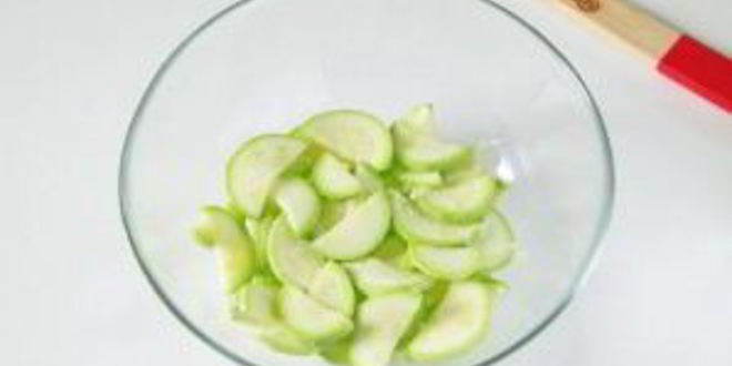 Рецепт греческого салата с цуккини и помидорами