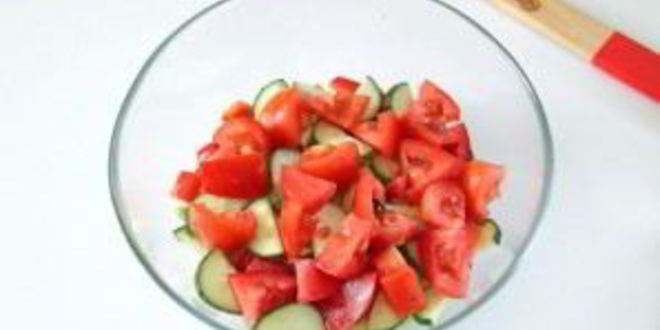 Рецепт греческого салата с цуккини и помидорами