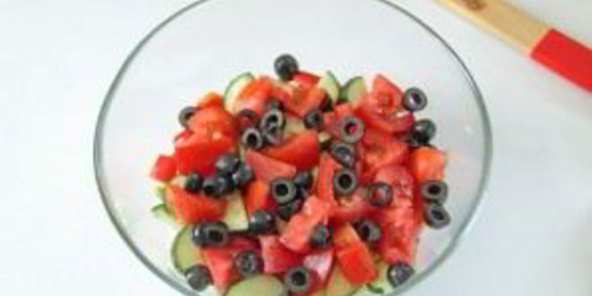 Рецепт греческого салата с цуккини и помидорами