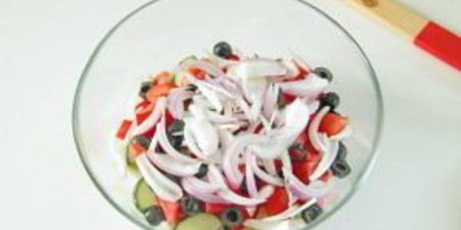 Рецепт греческого салата с цуккини и помидорами