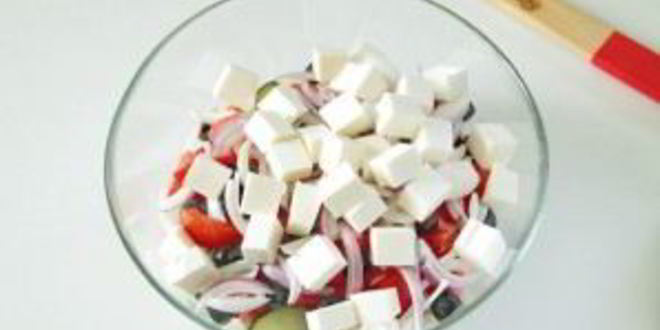 Рецепт греческого салата с цуккини и помидорами