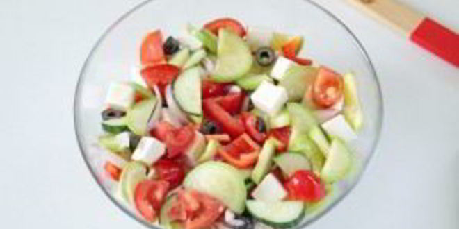 Рецепт греческого салата с цуккини и помидорами