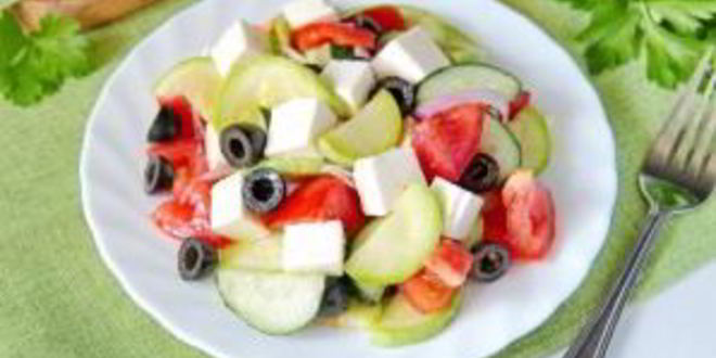 Рецепт греческого салата с цуккини и помидорами