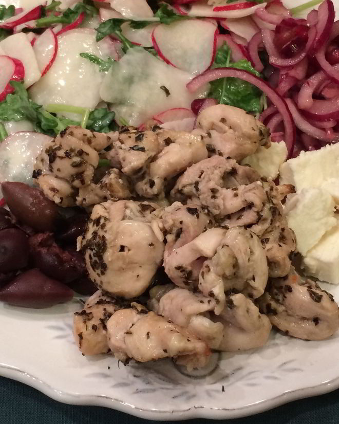 Рецепт греческого ужина с курицей сувлаки и салатом из репы