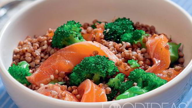 Рецепт гречневого салата со слабосоленой семгой и брокколи