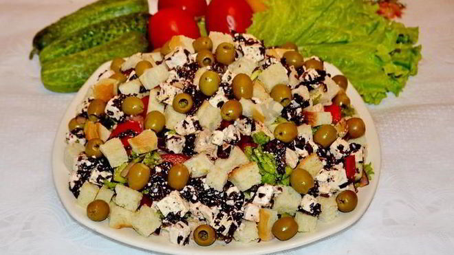Рецепт классического греческого салата с сухариками и курицей