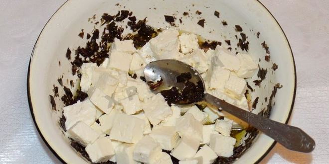 Рецепт классического греческого салата с сухариками и курицей