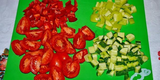 Рецепт классического греческого салата с сухариками и курицей