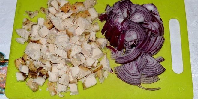 Рецепт классического греческого салата с сухариками и курицей