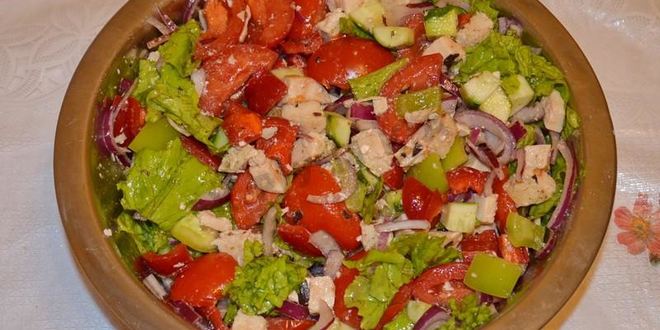 Рецепт классического греческого салата с сухариками и курицей