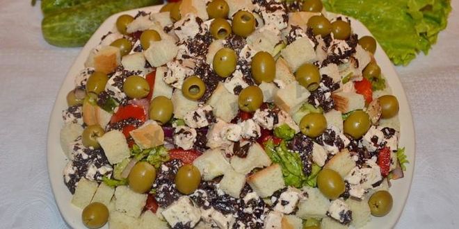 Рецепт классического греческого салата с сухариками и курицей
