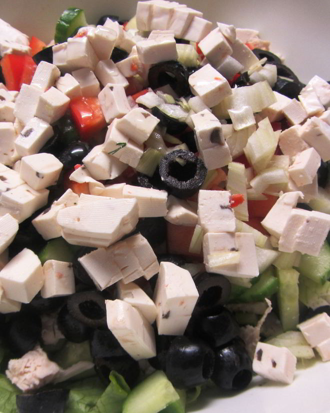 Рецепт нарезанного греческого салата с курицей