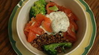 Рецепт Салата из гречки с брокколи и семгой