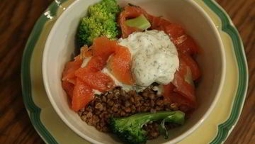 Рецепт Салата из гречки с брокколи и семгой