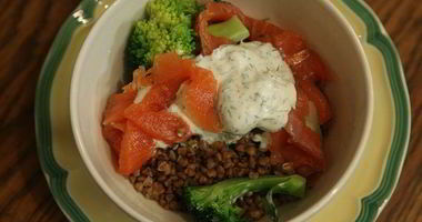 Рецепт Салата из гречки с брокколи и семгой