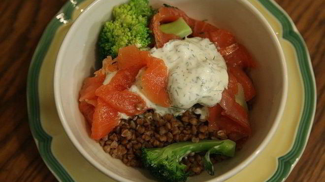 Рецепт салата из гречки с брокколи и семгой