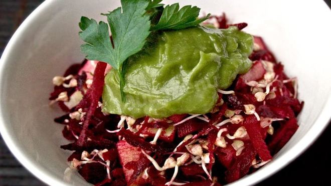 Рецепт салата из пророщенной гречки яблок и свеклы