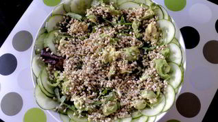 Рецепт Салата с авокадо огурцом и пророщенной гречкой