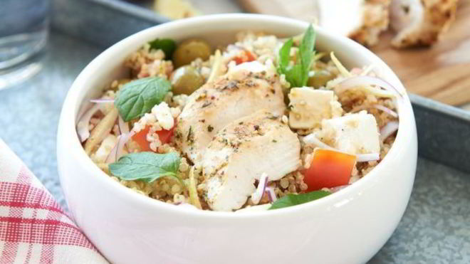 Рецепт салата с киноа и курицей по-гречески
