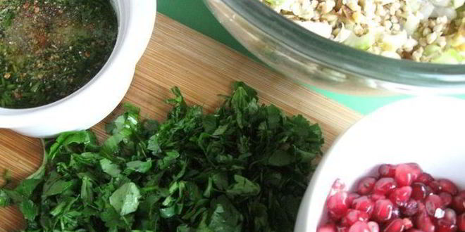 Рецепт салата с проростками зеленых зерен гречихи и гранатом