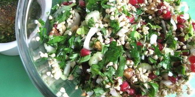 Рецепт салата с проростками зеленых зерен гречихи и гранатом