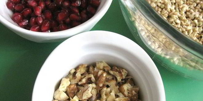 Рецепт салата с проростками зеленых зерен гречихи и гранатом