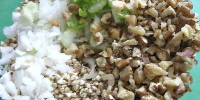 Рецепт салата с проростками зеленых зерен гречихи и гранатом