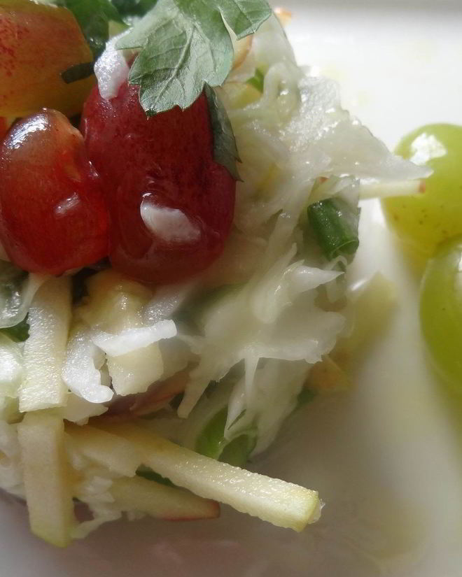 Рецепт капустного салата с виноградом