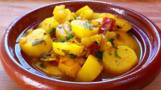 Рецепт картофельного салата с клюквой и яблочным соусом