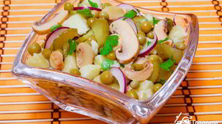 Рецепт Картофельного салата с маринованными грибами и зеленым горошком