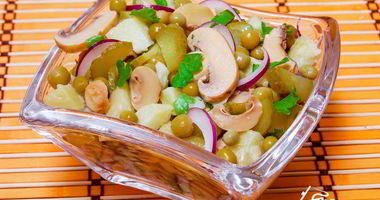 Рецепт Картофельного салата с маринованными грибами и зеленым горошком
