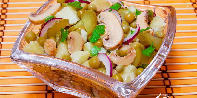 Рецепт Картофельного салата с маринованными грибами и зеленым горошком