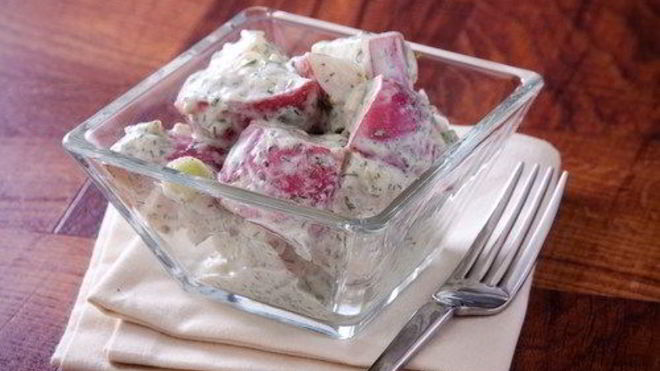 Рецепт салата из молодого картофеля с голубым сыром, беконом и зеленым луком