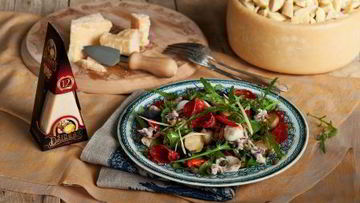 Рецепт Салата с картофелем, кальмарами, чоризо и сыром Джюгас