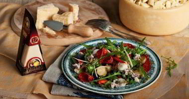 Рецепт Салата с картофелем, кальмарами, чоризо и сыром Джюгас