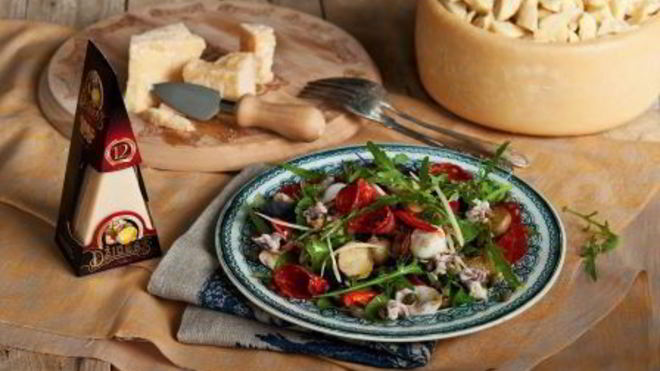 Рецепт салата с картофелем, кальмарами, чоризо и сыром джюгас