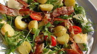 Рецепт Салата с запеченным картофелем, беконом и помидорами
