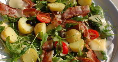 Рецепт Салата с запеченным картофелем, беконом и помидорами