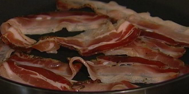 Рецепт салата с запеченным картофелем, беконом и помидорами