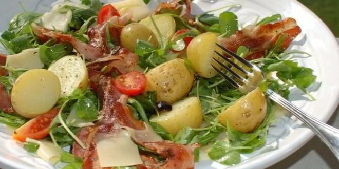 Рецепт салата с запеченным картофелем, беконом и помидорами