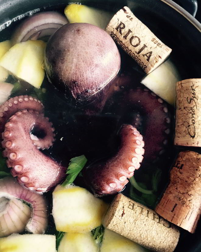 Рецепт теплого салата с картофелем и осьминогом