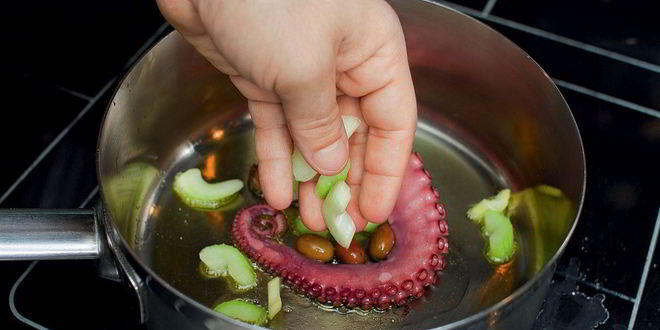 Рецепт теплого салата с картофелем и осьминогом